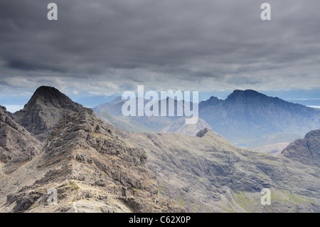 Blick vom Bruach Na Frithe in Richtung Sgurr ein Fionn Choire, Sgurr Nan Gillean und fernen Blabheinn, Isle Of Skye, Schottland Stockfoto