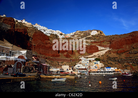 Ansicht von Ammoudi, einer der 2 kleinen Häfen von Oia und Oia selbst am oberen Teil des Fotos. Santorin, Griechenland Stockfoto