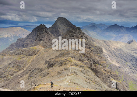 Walker absteigender Bruach Na Frithe in Richtung Sgurr ein Fionn Chor, Am Basteir und Sgurr Nan Gillean, Black Cuillin, Isle Of Skye Stockfoto