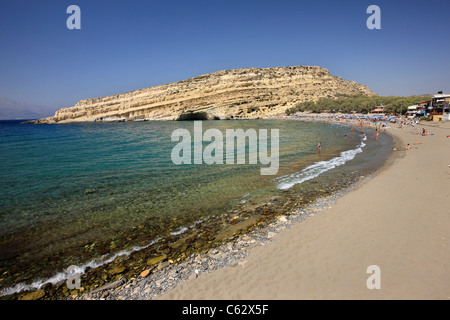 Matala-Strand mit seinen berühmten Höhlen, einst das "Zuhause" für viele Hippies, im Süden der Präfektur Heraklion, Kreta, Griechenland Stockfoto