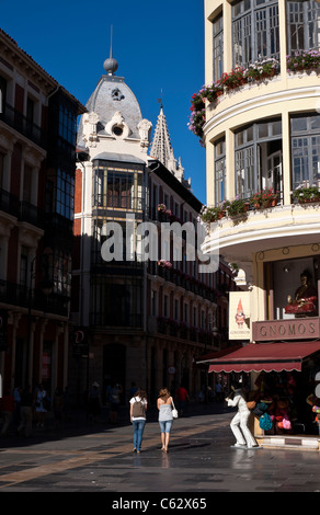 Die "Calle Ancha" (große Straße) in die Stadt Leon im Norden von Spanien Stockfoto