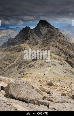 Walker absteigender Bruach Na Frithe in Richtung Sgurr ein Fionn Chor, Am Basteir und Sgurr Nan Gillean, Black Cuillin, Isle Of Skye Stockfoto