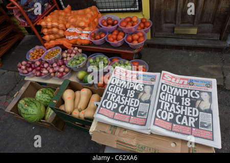 Plünderer und randalierende Schlagzeilen aus der Zeitung the Sun in Clarence Road, Hackney. Stockfoto