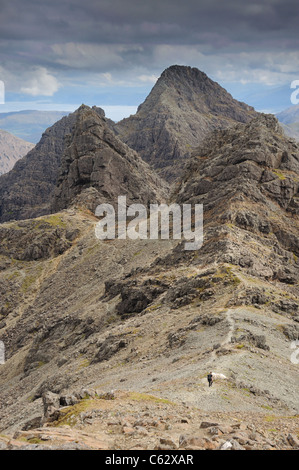 Walker absteigender Bruach Na Frithe in Richtung Sgurr ein Fionn Chor, Am Basteir und Sgurr Nan Gillean, Black Cuillin, Isle Of Skye Stockfoto