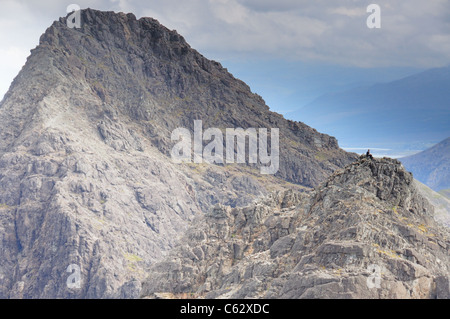 Walker am Sgurr ein Fionn Choire mit der Spitze der Sgurr Nan Gillean steigt im Hintergrund. Schwarzen Cuillin, Isle Of Skye Stockfoto