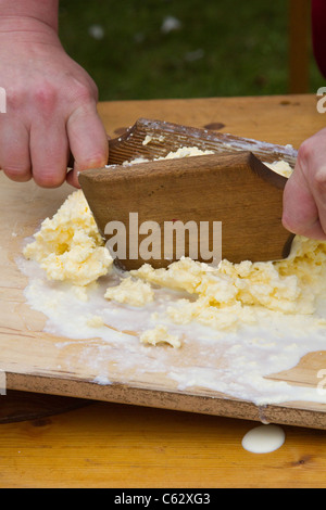 Die Butter mit Eiche Paddles zur northwich Medieval Festival Verdin Park, Northwich, Großbritannien Stockfoto