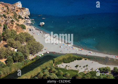 Panoramische Ansicht der berühmten Palmenstrand von Preveli am Ausgang der Schlucht Kourtaliotis, Rethymno, Süd Kreta, Griechenland. Stockfoto