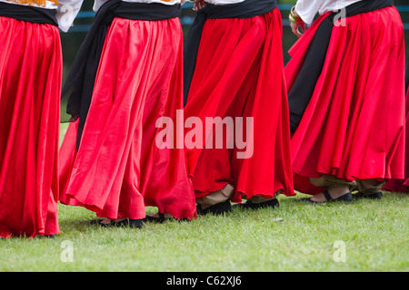 Tänzer in roten Röcken im Northwich Medieval Festival Verdin Park, Northwich 13. August 2011 - 14. August 2011 Stockfoto