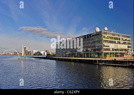 BBC Scotland aufbauend auf Clydeside, mit Bell-Brücke und Clyde Arc im Hintergrund Stockfoto