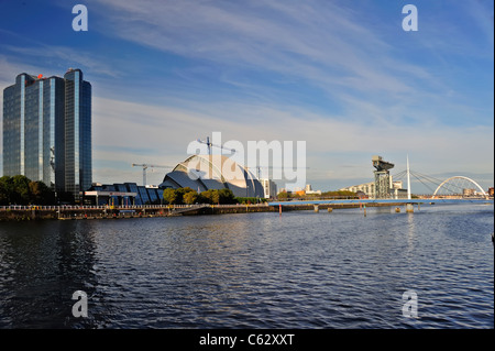 Clyde Waterfront Sanierung. Von L bis R - The Crowne Plaza Hotel, Clyde Centre, Finnieston Kran. Stockfoto