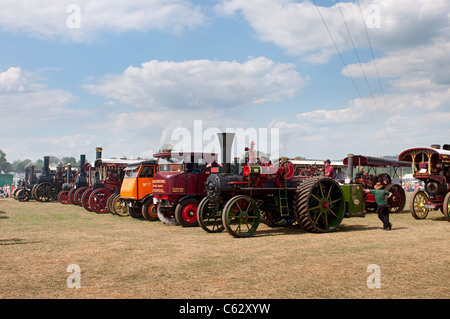 Line-up von Dampf angetriebene Fahrzeuge an einer Dampfmaschine Enthusiasten fair im Sommer in England. Stockfoto