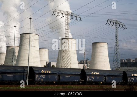 Rauchende Schlote bei der Braunkohle befeuerten Kraftwerk in Jänschwalde im Süden der DDR, in der Nähe von Cottbus. Stockfoto