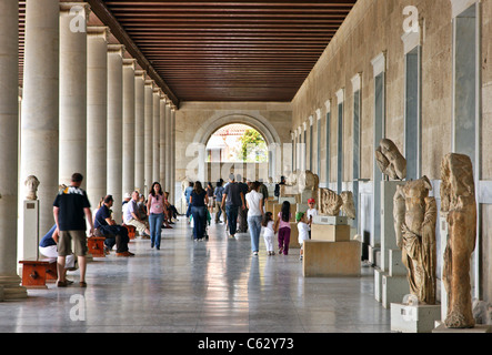 Passanten in der Stoa ("Galerie") des Attalos, eines der beeindruckendsten Sehenswürdigkeiten in der antiken Agora von Athen, Griechenland Stockfoto