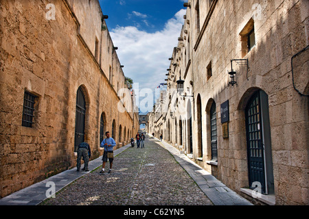 Das berühmte "Allee der Ritter in die Ritter"-Viertel, in die mittelalterliche Altstadt von Rhodos, Griechenland Stockfoto