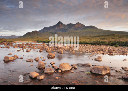 Fluß Sligachan und die Aussicht auf die Gipfel der Black Cuillin Berge an einem schönen Sommerabend, Isle Of Skye Stockfoto