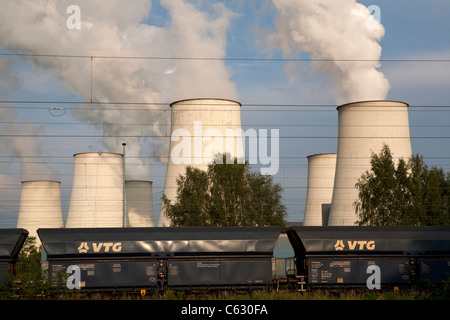 Rauchende Schlote bei der Braunkohle befeuerten Kraftwerk in Jänschwalde im Süden der DDR, in der Nähe von Cottbus. Stockfoto