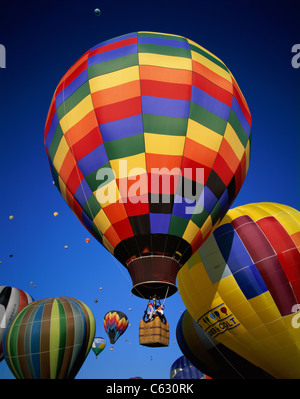 Bunte Heißluftballons in den Himmel, Albuquerque, New Mexico, USA Stockfoto