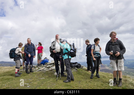 Ogwen, North Wales, UK. Wanderer-Gruppe ruht auf dem Gipfel des Stift Llithrig y Wrach in Snowdonia-Nationalpark Stockfoto