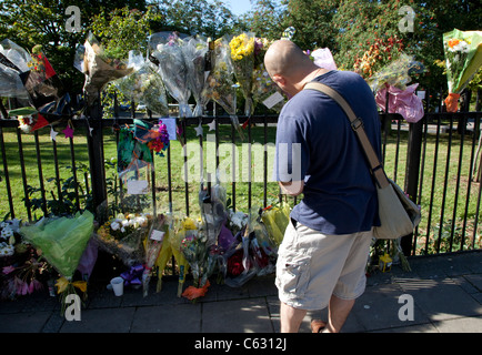 Blumen am Ort wo Mark Duggan durch die Polizei in Fähre Lane, Tottenham Hale, London gedreht wurde Stockfoto