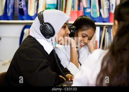 Asiatische Sixth Form Schülerinnen in einer internationalen GCSE-Klasse im Vereinigten Königreich Stockfoto