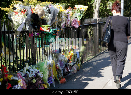 Blumen am Ort wo Mark Duggan durch die Polizei in Fähre Lane, Tottenham Hale, London gedreht wurde Stockfoto