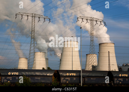 Rauchende Schlote bei der Braunkohle befeuerten Kraftwerk in Jänschwalde im Süden der DDR, in der Nähe von Cottbus. Stockfoto