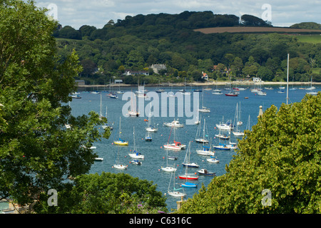 Blick durch die Bäume am Boote auf dem Fluss Fal, Falmouth Cornwall UK. Stockfoto