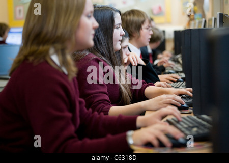 Schülerinnen und Schüler mit dem Computer in einer Sekundarschule in Großbritannien Stockfoto