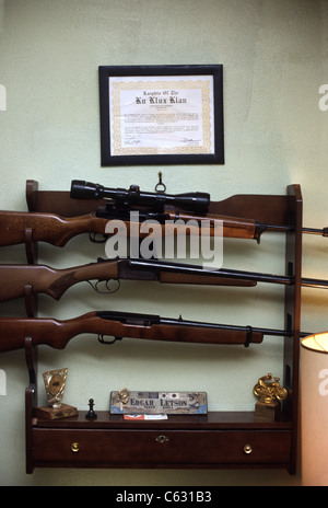 Klu Klux Klan Urkunde hängen über einem Gun rack Stockfoto
