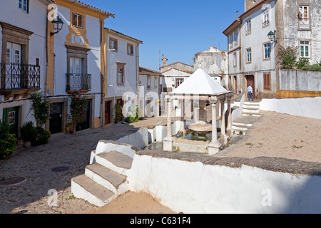 Fonte da Vila (Stadtbrunnen) in das jüdische Viertel von Castelo de Vide, Portalegre District, Portugal. Brunnen aus dem 16. Jahrhundert. Stockfoto