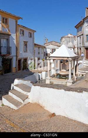 Fonte da Vila (Stadtbrunnen) in das jüdische Viertel von Castelo de Vide, Portalegre District, Portugal. Brunnen aus dem 16. Jahrhundert. Stockfoto