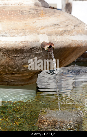 Fonte da Vila (Stadtbrunnen) in das jüdische Viertel von Castelo de Vide, Portalegre District, Portugal. Brunnen aus dem 16. Jahrhundert. Stockfoto