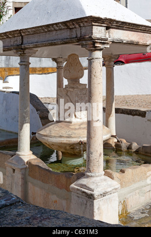 Fonte da Vila (Stadtbrunnen) in das jüdische Viertel von Castelo de Vide, Portalegre District, Portugal. Brunnen aus dem 16. Jahrhundert. Stockfoto