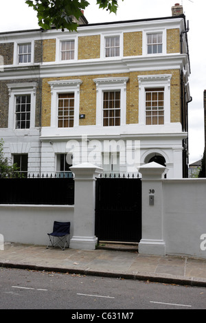 Eine der (17) Bilder im Zusammenhang mit den späten Amy Winehouse. Ehrungen und Beileid schmücken Bäume und Strasse Architektur außerhalb ihrer ehemaligen Heimat in Camden. Stockfoto