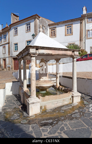 Fonte da Vila (Stadtbrunnen) in das jüdische Viertel von Castelo de Vide, Portalegre District, Portugal. Brunnen aus dem 16. Jahrhundert. Stockfoto