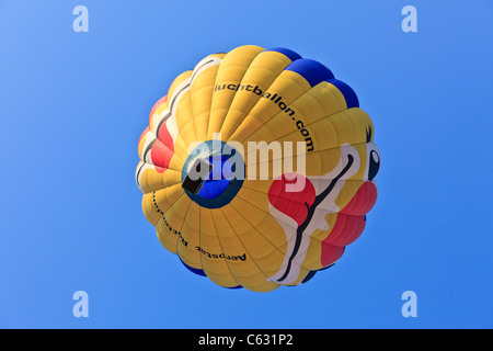 Heißluft-Ballon auf einem Hintergrund des blauen Himmels während des Festivals Ballons Ferrara, Italien Stockfoto