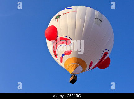 Heißluft-Ballon auf einem Hintergrund des blauen Himmels während des Festivals Ballons Ferrara, Italien Stockfoto