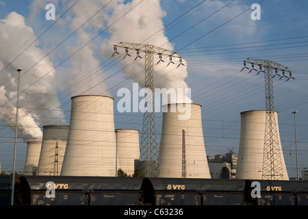 Rauchende Schlote bei der Braunkohle befeuerten Kraftwerk in Jänschwalde im Süden der DDR, in der Nähe von Cottbus. Stockfoto