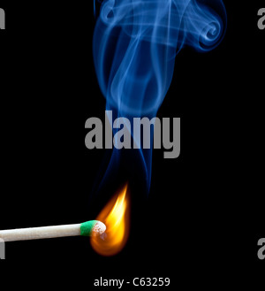 Grün beschichtet Spiel Kopf beginnt zu brennen mit leichten blauen Rauch Stockfoto