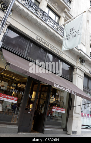 BANANA REPUBLIC, Einzelhandel in edlen Männer und Frauen Kleidung und einer beliebten Hauptstraße Marke, bei extremen gewinkelt Aspekt gesehen. Stockfoto