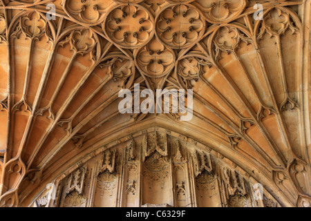 [Fan-gewölbte Decke] der Veranda [Tewkesbury Abbey], Tewkesbury, Gloucestershire, England Stockfoto