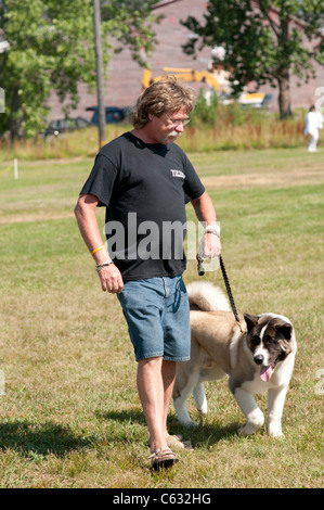 Handler japanischen Akita Hund zeigen. Stockfoto