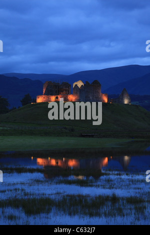 [Ruthven Kaserne] in der Nähe von Kingussie, Scotland, UK, mit Flutlicht in der Abenddämmerung, spiegelt sich im Wasser mit Monadhliath Mountains hinter Stockfoto