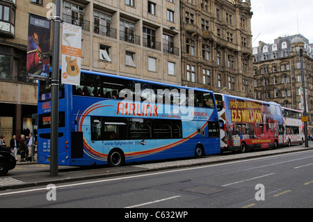 Lothian Busse Warteschlange auf Princes Street Edinburgh Schottland UK Stockfoto