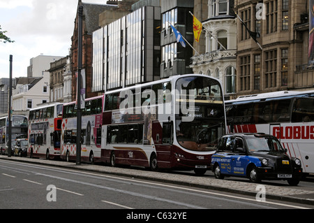 Lothian Busse Warteschlange auf Princes Street Edinburgh Schottland UK Stockfoto