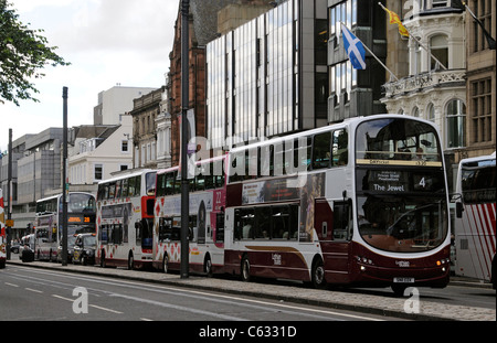 Lothian Busse Warteschlange auf Princes Street Edinburgh Schottland UK Stockfoto