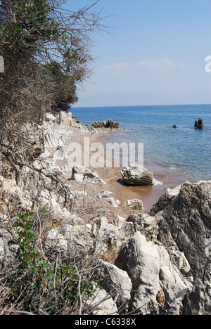 Felsige Küste von einem einsamen Strand in Kalamaki, Griechenland Stockfoto