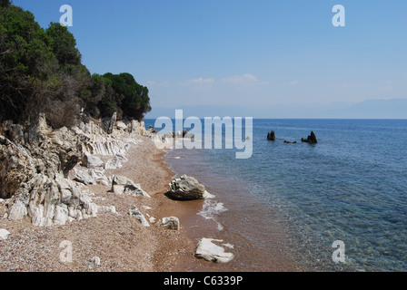 Felsige Küste von einem einsamen Strand in Kalamaki, Griechenland Stockfoto