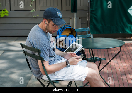 Ein Leser nutzt seine Apple iPad im Bryant Park in New York auf Freitag, 12. August 2011. (© Richard B. Levine) Stockfoto