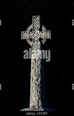 Keltischer Knoten Arbeit Krieg Gedenkkreuz, Waddesdon, Aylesbury, Buckinghamshire, England. Ort und Stelle dosiert Stockfoto